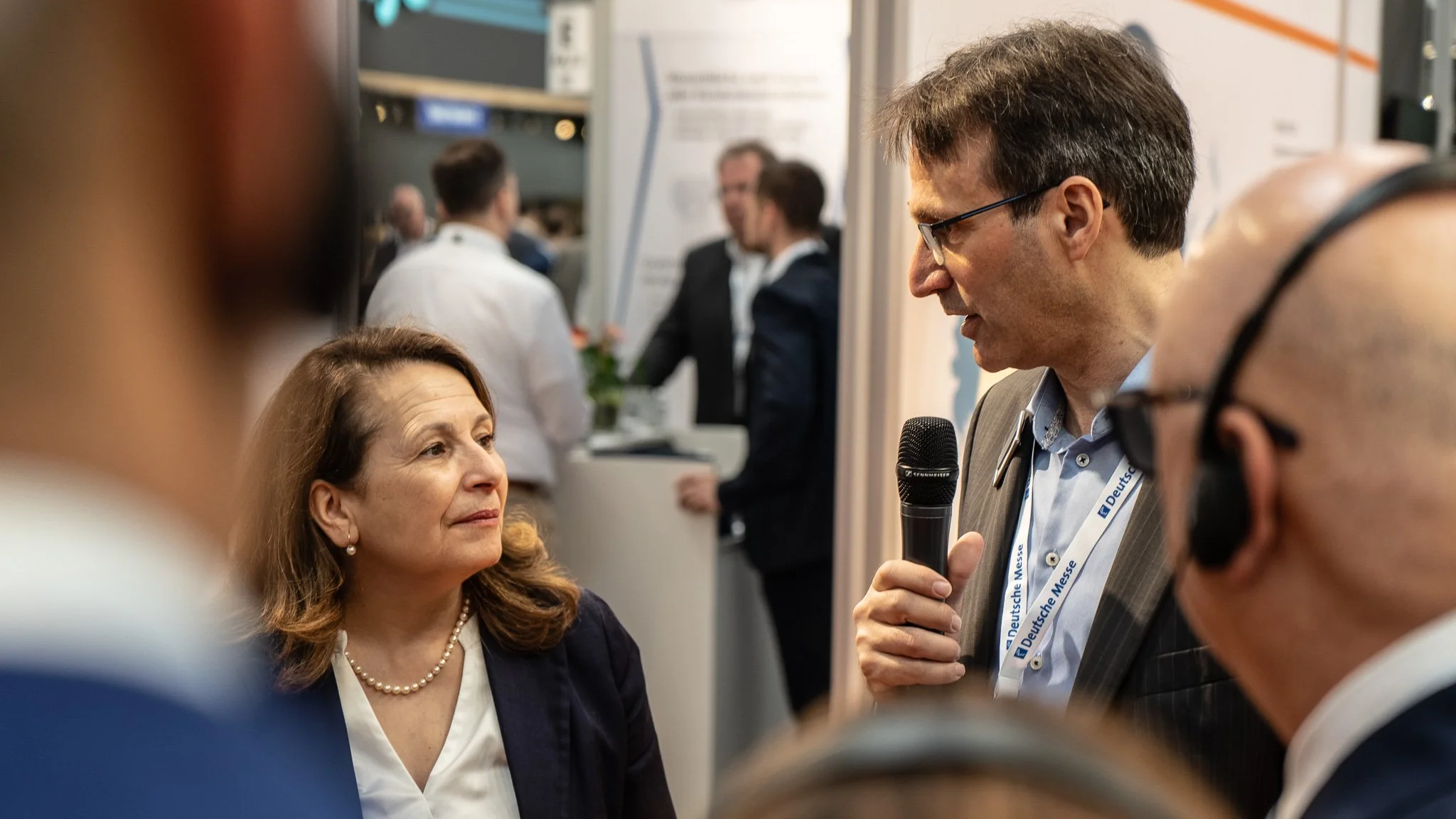 GIZ-Messe-Hannover-Eventfotografie-Präsentation_Mensch-spricht.jpg