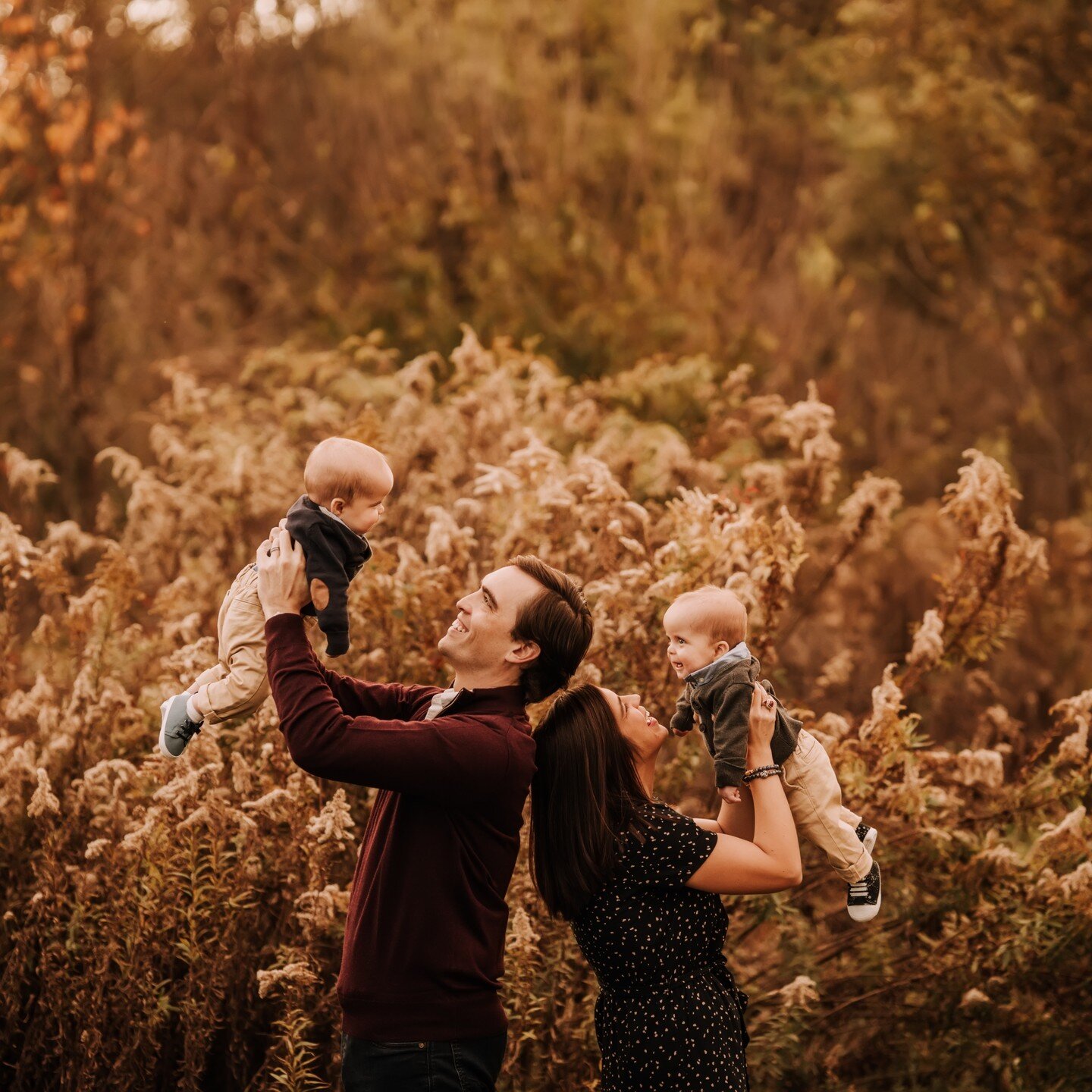 Can't wait for these beautiful fall colors to start appearing !! 🍂 And this beautiful family, hello happiness 💕 
.
.
.
#charlottefamilyphotographer #cltphotographer #charlottelifestylephotographer #lakenormanfamilyphotographer #huntersvillefamilyph