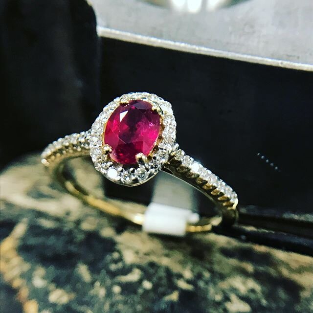 Classic design from Kallati 💥 #anemonijewelers #localjeweler #delawarejeweler  #designerjewelry #designerring #rubyrings #diamondrings #goldrings #yellowgoldrings #classicrings #kallati #kallatijewelry #kallatiring #giftforher #birthdaygiftideas #an