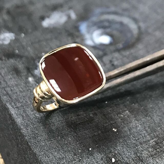 14k yellow gold sardonyx ladies ring.  #sardonyx #14kgoldjewelry #goldrings #yellowgoldrings #anemonijewelers #localjeweler #localbusiness #hockessindelaware #delawarejeweler #giftforher #repurposedjewelry #recycledjewelry