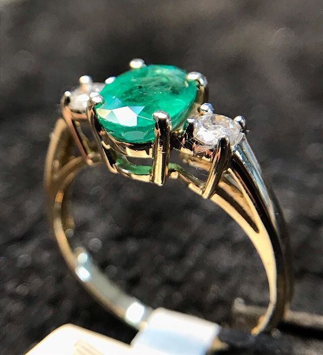 Gorgeous emerald for gloomy day💎🌀🤩 #anemonijewelers #localjeweler #delawarejeweler #handmadejewelry #handmaderings #customjewelry #customrings #emeraldrings #goldrings #yellowgoldrings #diamondrings #giftsforher #anniversarygiftideas #birthdaygift