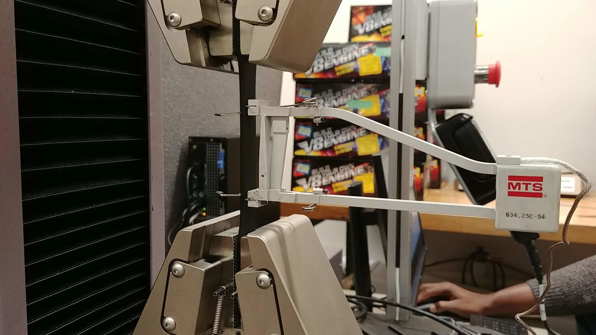Figure 8: Extensiometer attached to specimen
