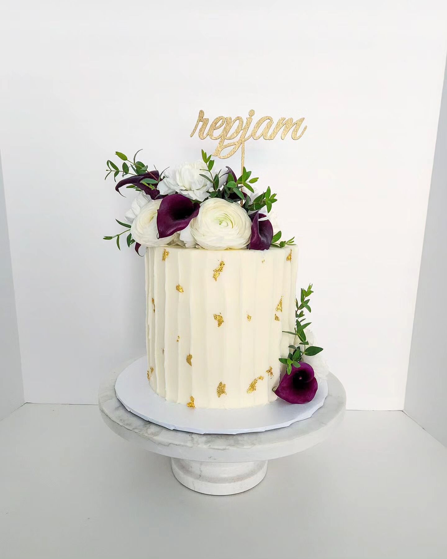 Throwback to one of our favorite springtime cakes 😍
.
Blooms | @leonoramoss 
Cake Topper | @lavenderdotsdesign 
.
.
.
.
.
#finaleefloralcakes #callalily #callalilies #springtime #weddingcake #weddingcakes #springtimecakes #darkbloom #ranunculus #spr