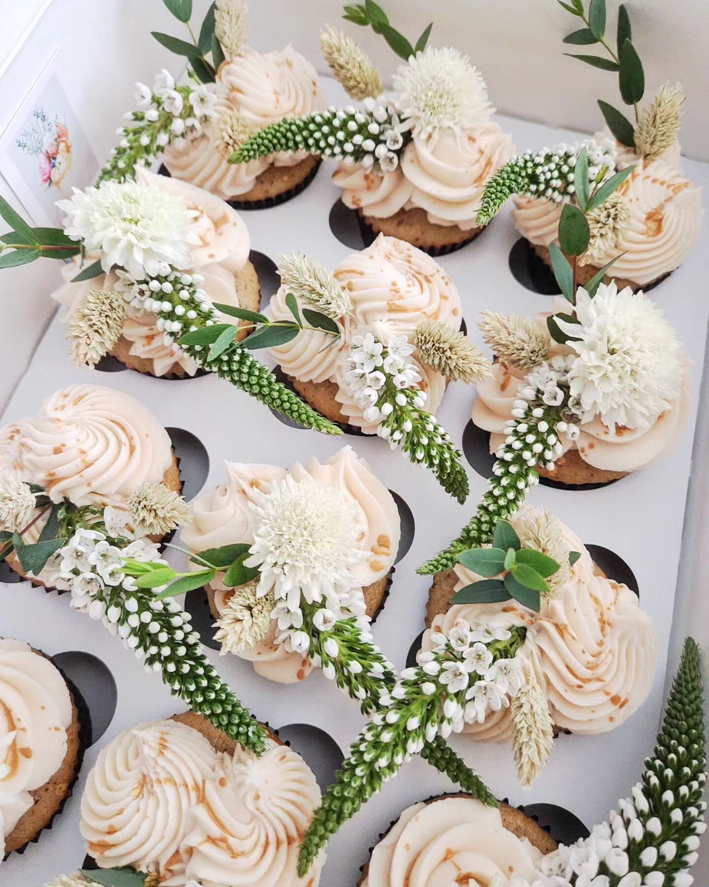 A white and nude color palette for a special baby boy 😍
.
Blooms | @leonoramoss 
.
.
.
.
.
.
.
#finaleefloralcakes #floralcupcakes #babyshowerdecor #babyshowers #babyboy #floralarrangements #freshflowercupcakes #cupcakeideas #cupcakesofinstagram #cu