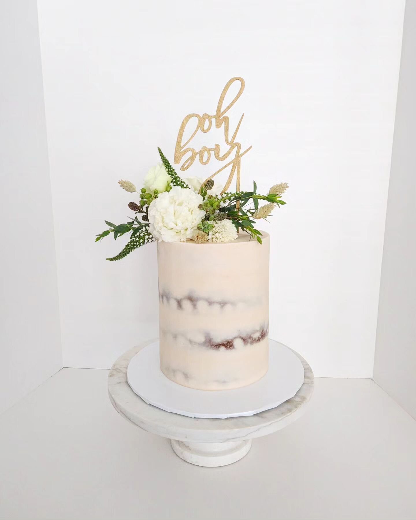 Throwback to one of our favorite summer baby shower cakes 😍
.
Blooms | @aquarela.gifts.flowers 
Cake Topper | @lavenderdotsdesign 
.
.
.
.
.
.
.
.
#finaleefloralcakes #babyshower #babyshowercake #nakedcake #floralcake #summervibes #milestones #congr