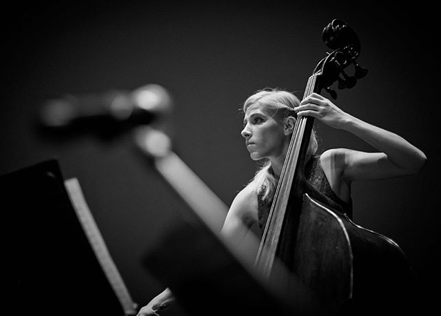 Nuestra contrabajista @lamujerdefrac fotografiada por @michalnovakphoto .
.
✨¿Te vienes a vernos? ✨domingo 15 de diciembre en #centroculturalpilarmiro .
.
Ciclo #mendelssohnenvallekas