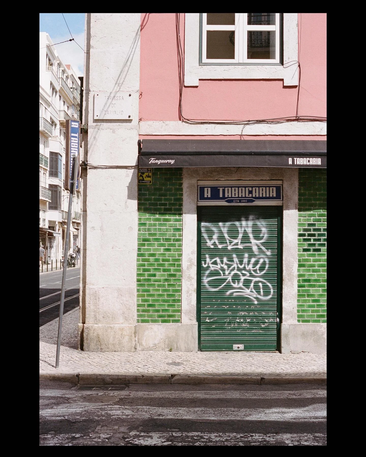 The doors of Portugal 
.
#portra160 @kodakprofessional @kirkleesphotographic