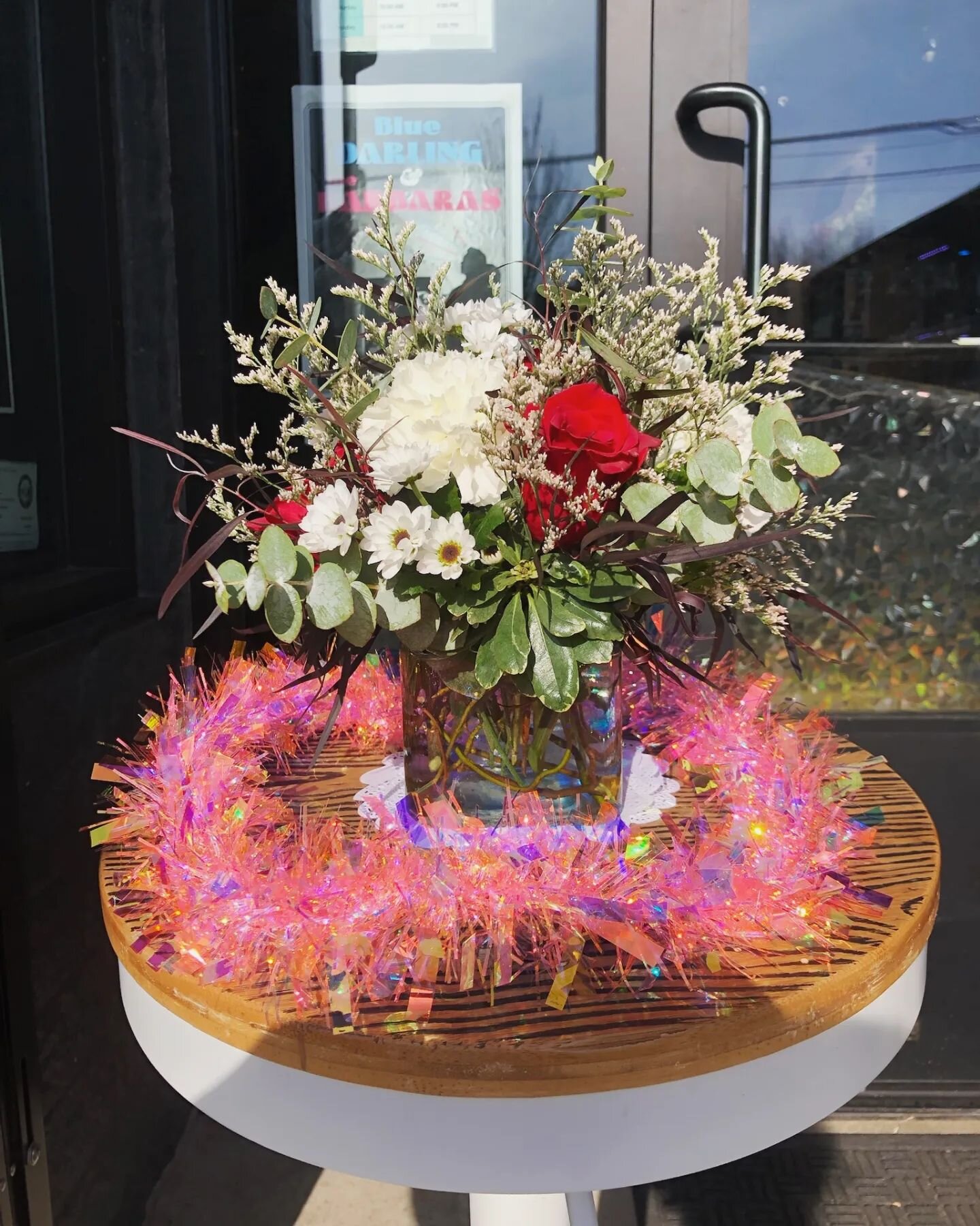 Happy Sunday! We have some beautiful bouquets in the shop by @flowersnaturesreflections ❤️
Treat yourself or brighten up someone else's day! 

Pair it with some Sour Patch Kiss from @deschutes.growery and Magic Bubbly from @drinkmagicnumber50 🥂

-

