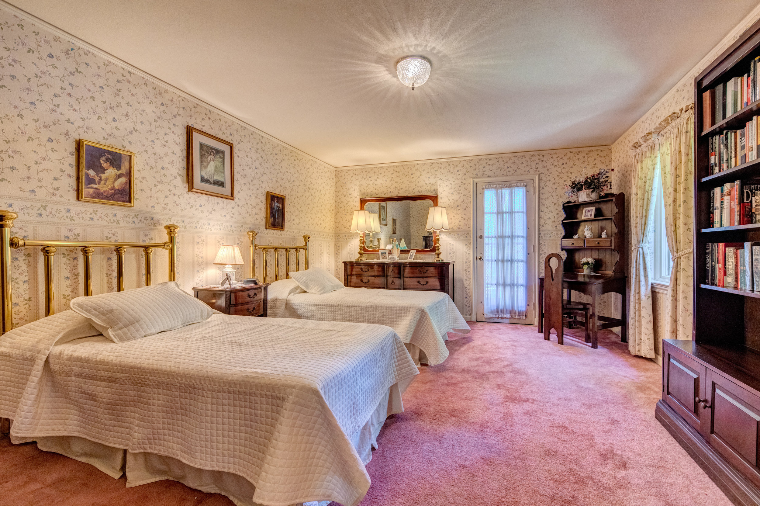 13.GuestLivingRoom.jpg