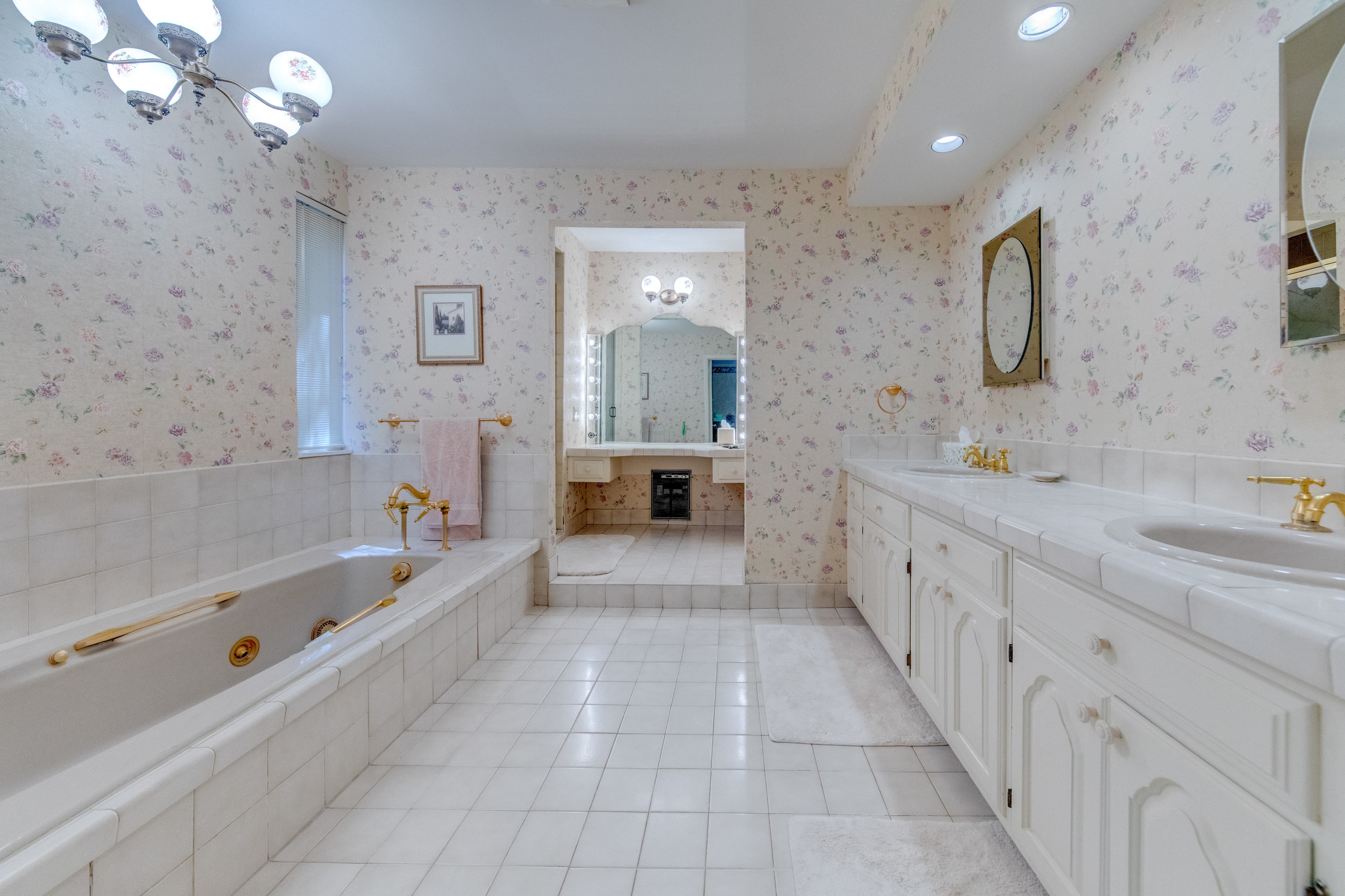 15.MasterBathroom.jpg