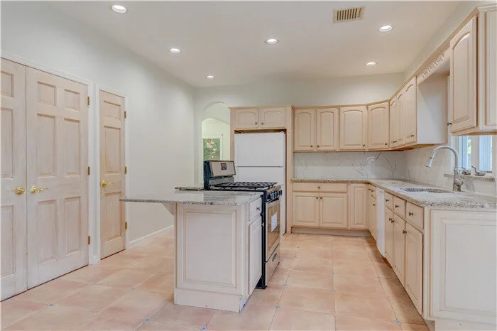 6.Kitchen_2.jpg