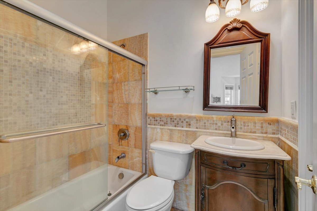 19.bathroom.jpg