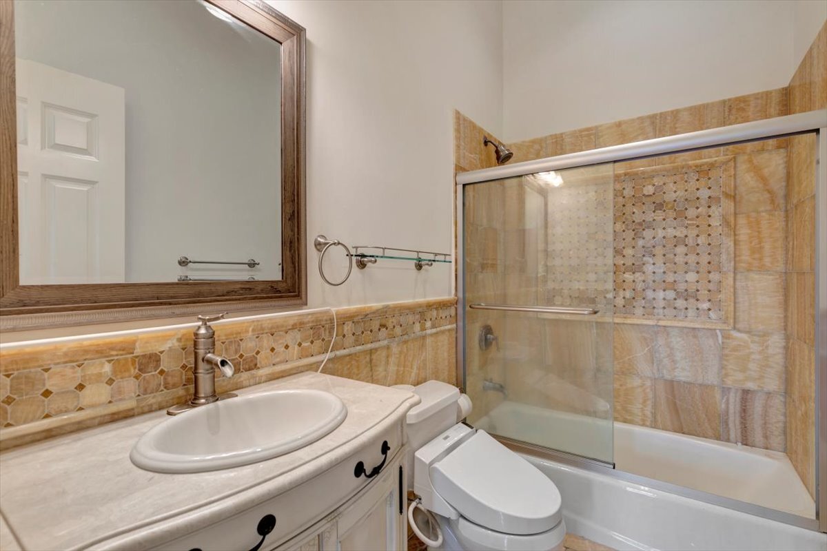 21.bathroom.jpg