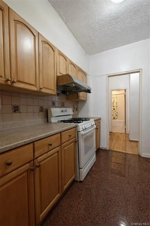 134-54 Maple Ave_8.jpeg