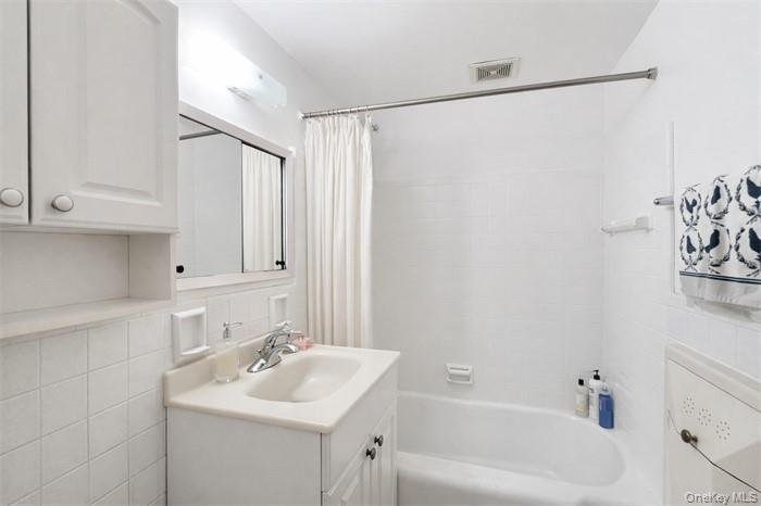 134-54 Maple Ave_16.jpeg