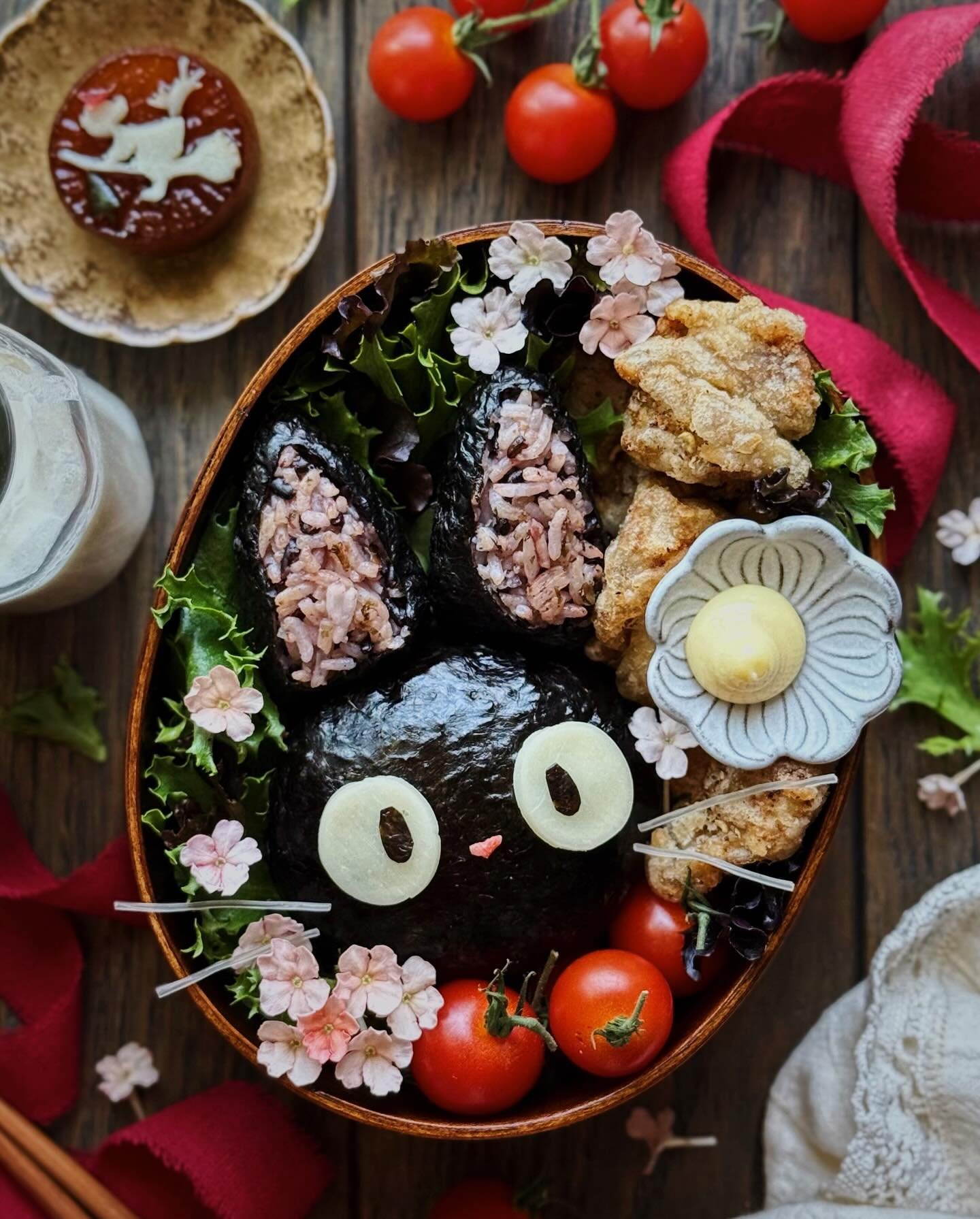 Cheese onigiri and karaage (Japanese fried chicken) character bento, starring Jiji the cat from &ldquo;Kiki&rsquo;s Delivery Service&rdquo;!⁣
⁣
I wanted to try out my new wooden bento box that I bought in Japan so I decided to make a bento themed aft