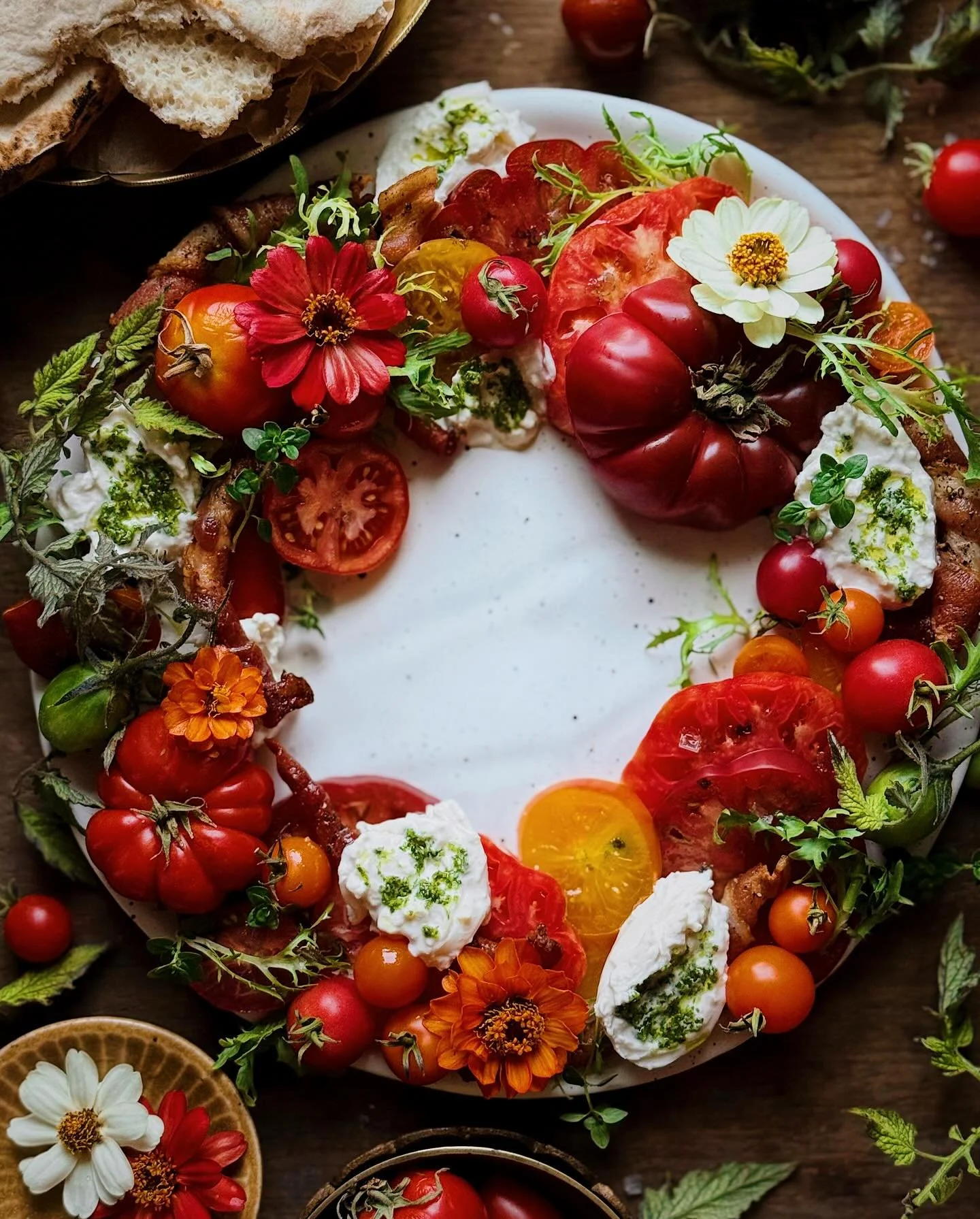 Since you guys seemed to like the charcuterwreath that I shared a couple weeks ago, I thought I&rsquo;d make another edible wreath. So now I present to you the BBLT (burrata, bacon, lettuce, tomato) wreath! ⁣
⁣
For the bacon component, I made crispy 