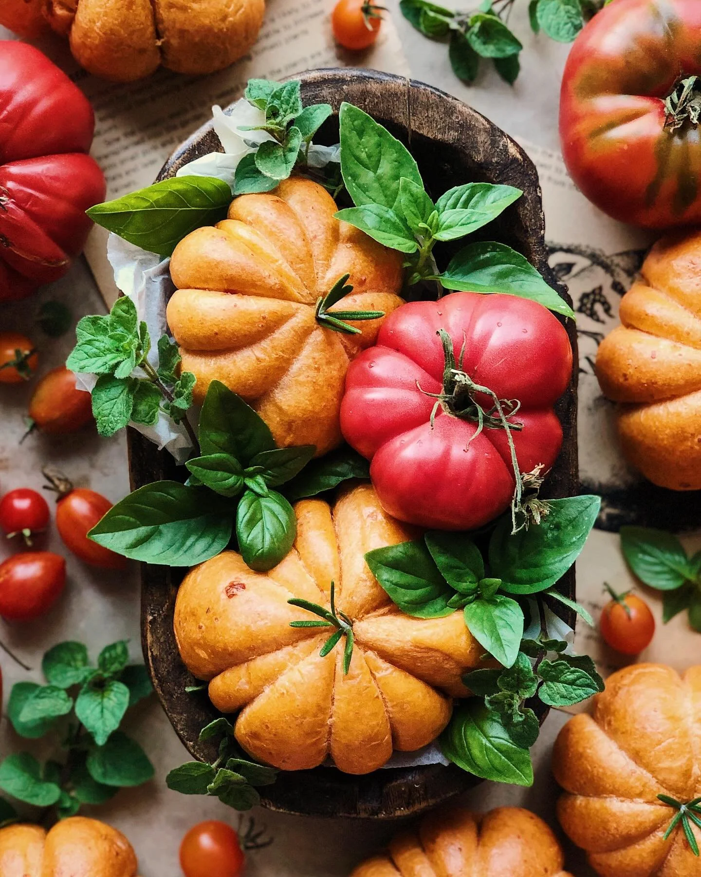 Homemade sun-dried tomato and romano cheese flavored, heirloom tomato shaped (or possibly pumpkin shaped?) fluffy buns.⁣⁣
⁣
I was dripping sweat as I was making burst cherry tomato pasta for dinner yesterday evening, but then at night it got much coo
