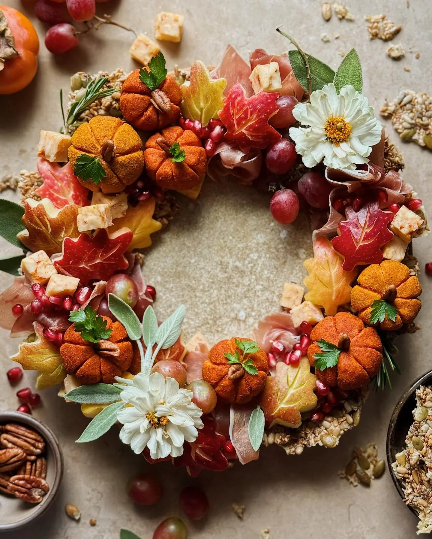 I&rsquo;m back with another edible wreath&mdash;this time, a fall edition! [AD] This autumnal charcuterwreath features @cabotcreamery cheeses three different ways: homemade sharp cheddar and seed crackers, pumpkin-shaped sun-dried tomato and gouda ch
