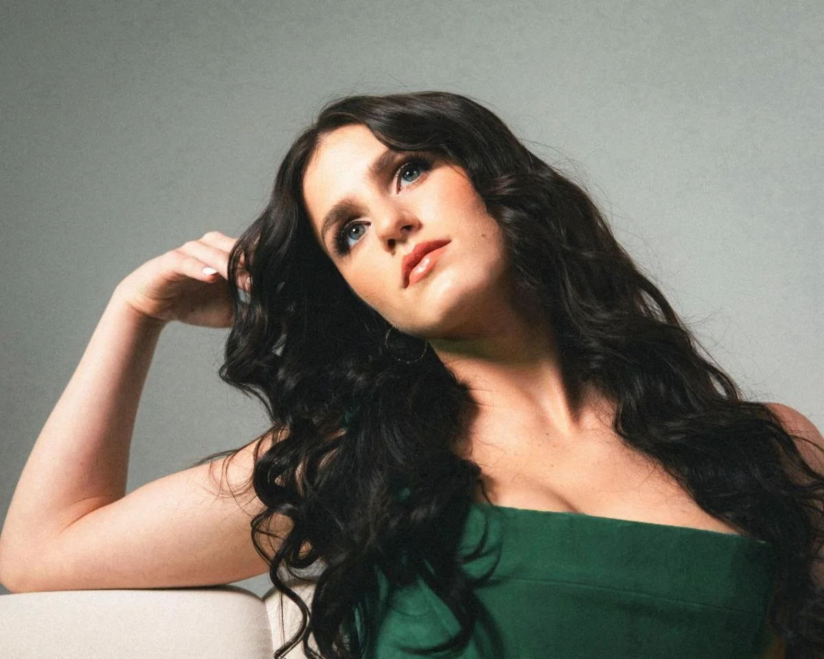 Step Inside Abi Carter’s “2009 Barbie Dreamhouse” — New Single Out Now