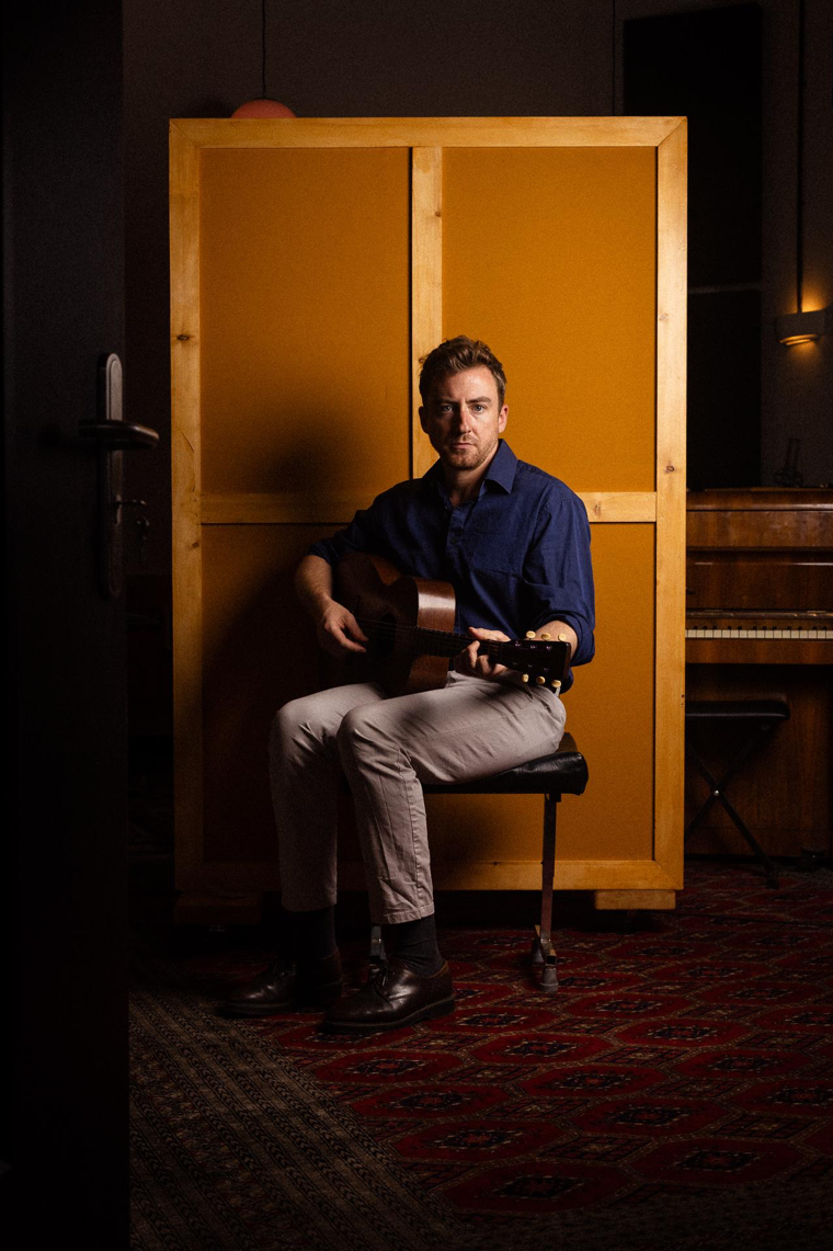 EUGENE McGUINNESS RELEASES PLAYFUL, REFLECTIVE NEW SINGLE AND MUSIC VIDEO:  “LONDON” OUT NOW