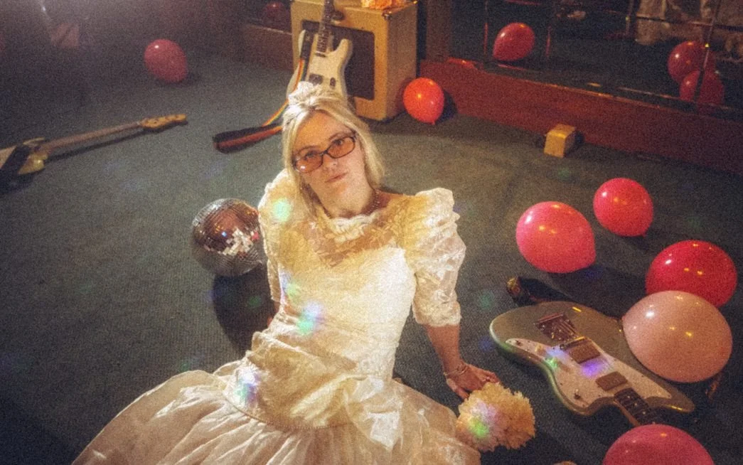 🔥Romanie shares dazzling 'It's Not That Funny'🔥