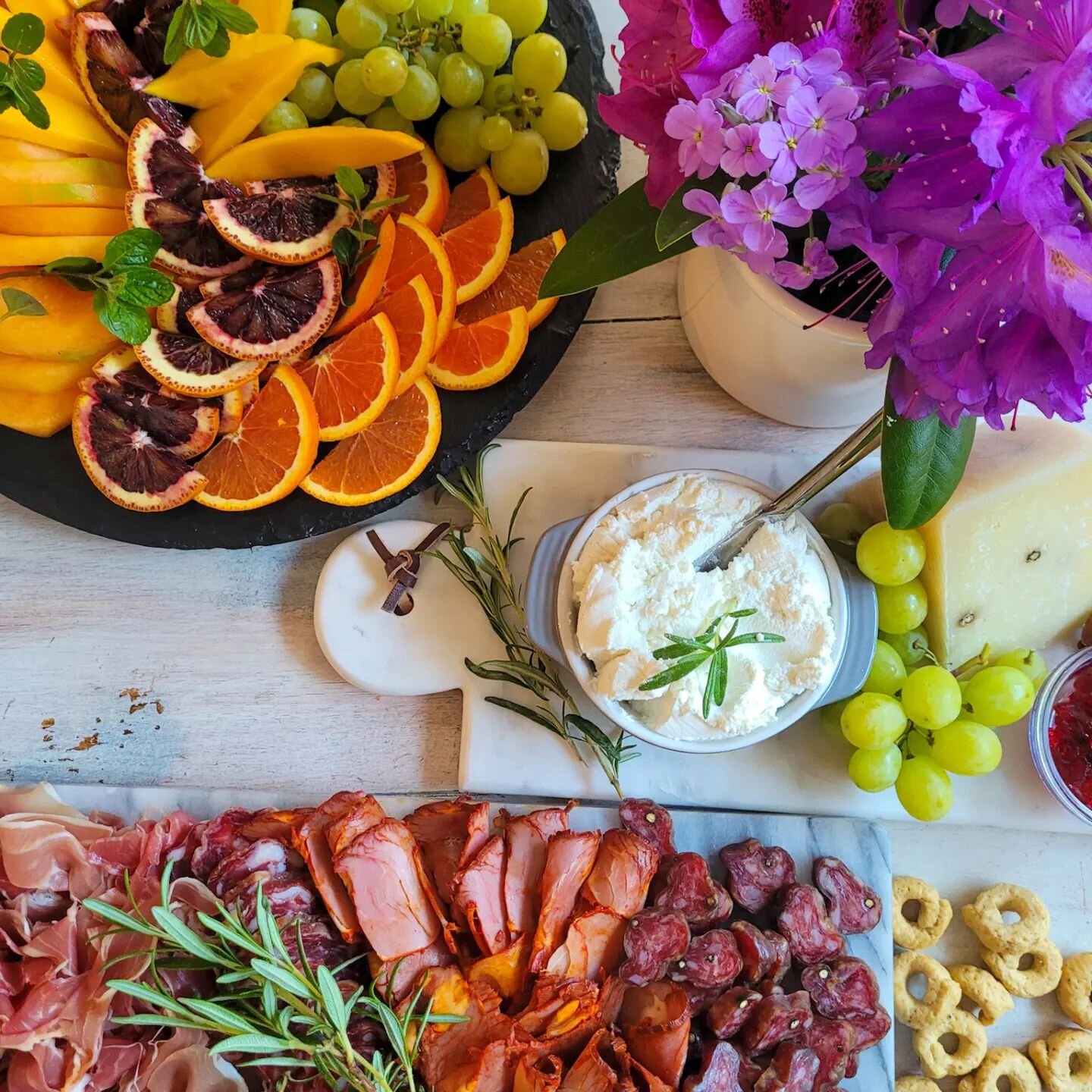 Enjoying the weekend, and the beautiful weather, also means not slaving in the kitchen. That means, charcuterie, cheese, fresh fruit and Aperol Spritz! 
Buon weekend everyone!
🍹❤️🇮🇹
#weekendvibes #italianantipasto #charcuterie #cheese #aperolsprit