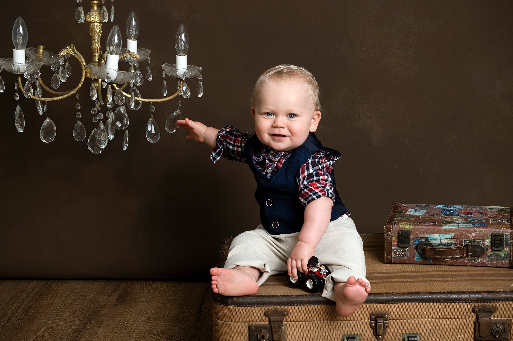vintage-kids-baby-boy-chandelier-suitcase-uber-photography-sydney.jpg