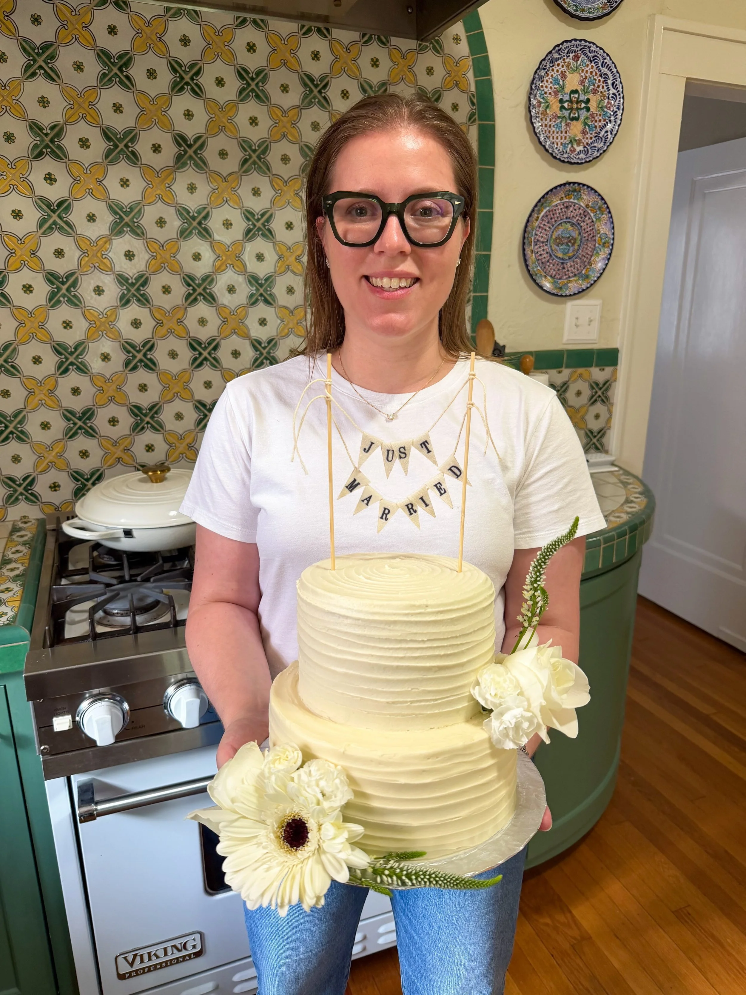 💒 It&rsquo;s so easy to make big cakes for the folks you love! 💕 Made this two-tier cake for an amazing friend and her husband to celebrate their marriage. The top cake is DAIRY- and GLUTEN-FREE! It was pretty good, okay! The bottom cake is my norm