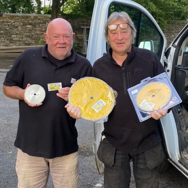 @alan.thebuilder pleased with his latest batch of diamond blades.

&lsquo;Like a knife through butter&rsquo;, Alan is using these on his latest limestone job, cutting up large blocks of limestone for rubble work. 

#diddleysquatfarmshop #diddlysquat 