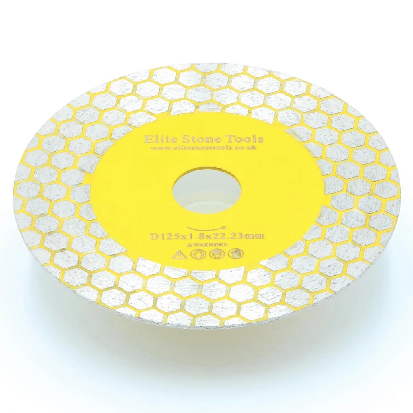 When it comes to cutting mitres on porcelain and ceramics this is the blade to go for! Give fast clean cuts it&rsquo;s everything you need
#elitestonetools #porcelain #ceramictiles #tiling #landscaping