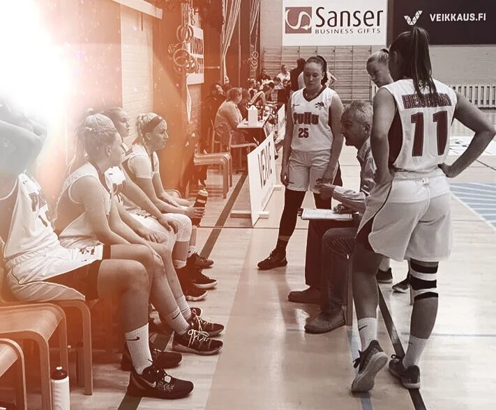 Puhuttaret vs. HNMKY