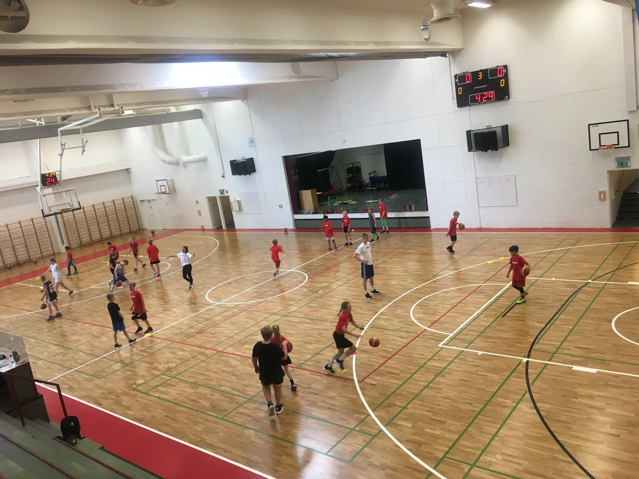 HAE KESÄTÖIHIN PUHUUN LEIRIVALMENTAJAKSI