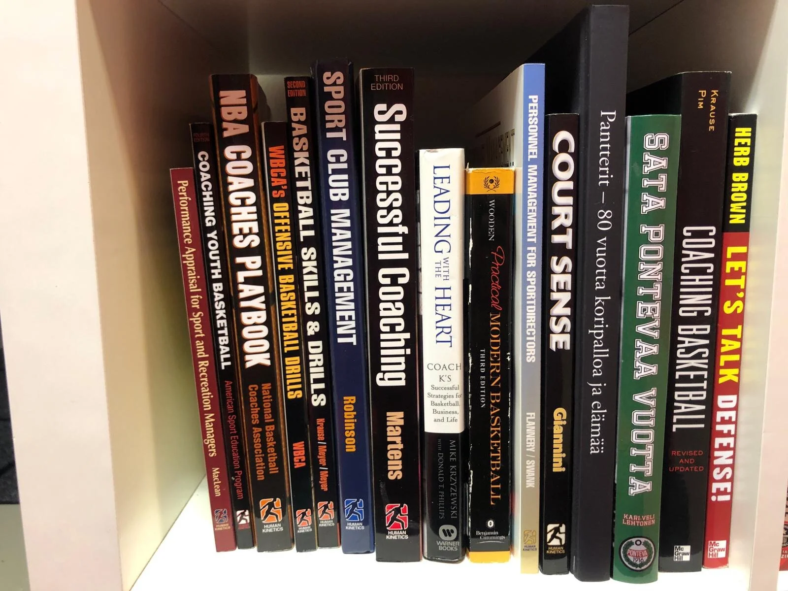 VALMENNUSKIRJALLISUUTTA PUHU JUNIOREIDEN VALMENTAJILLE