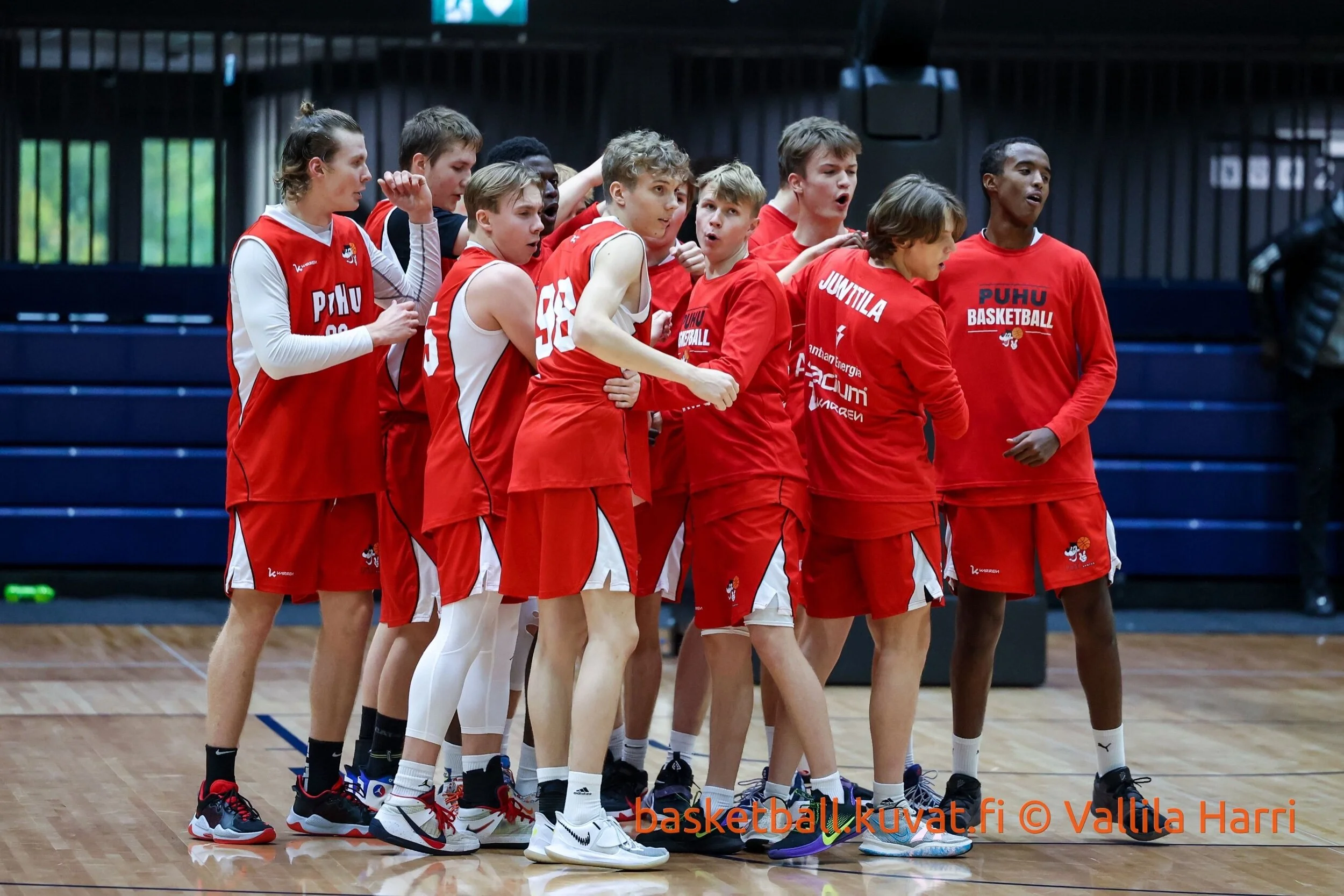 PUHU JUNIOREIDEN POIKAJOUKKUEET PELAA SM-SARJOISSA