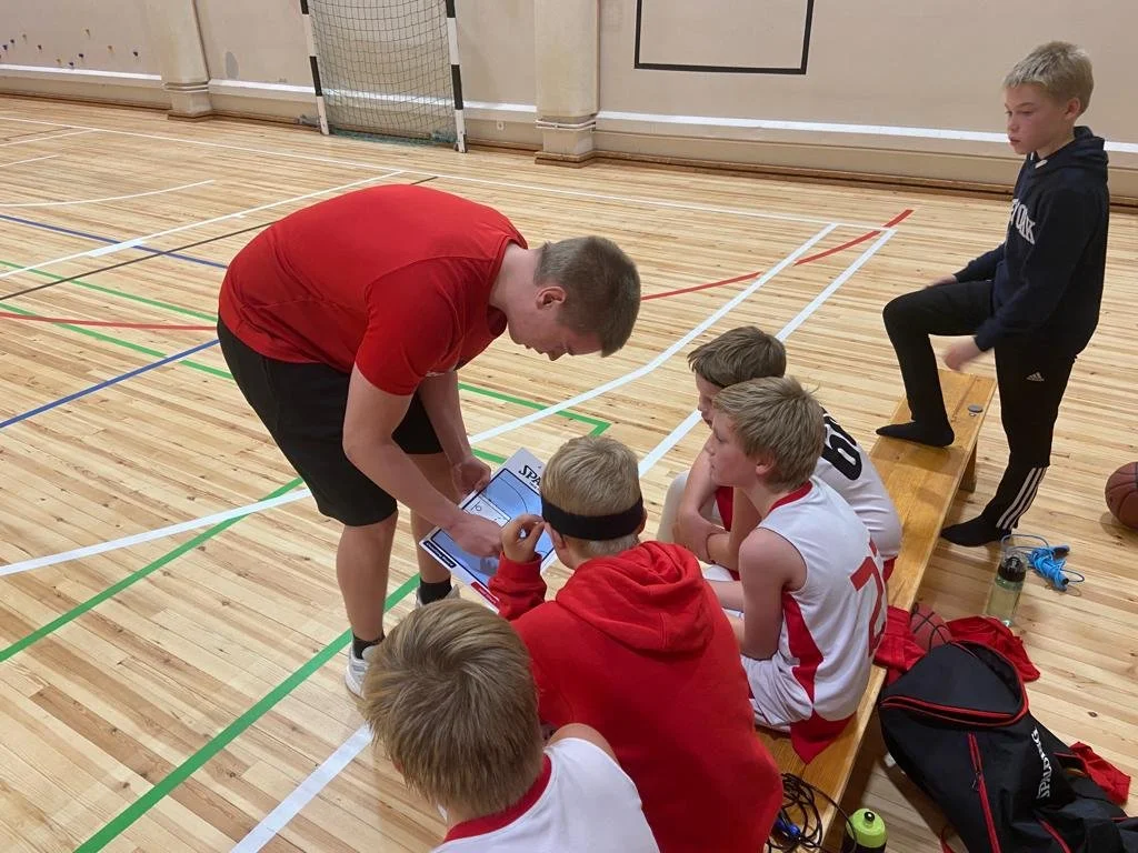 MILLAISTA PUHUSSA ON VALMENTAA?