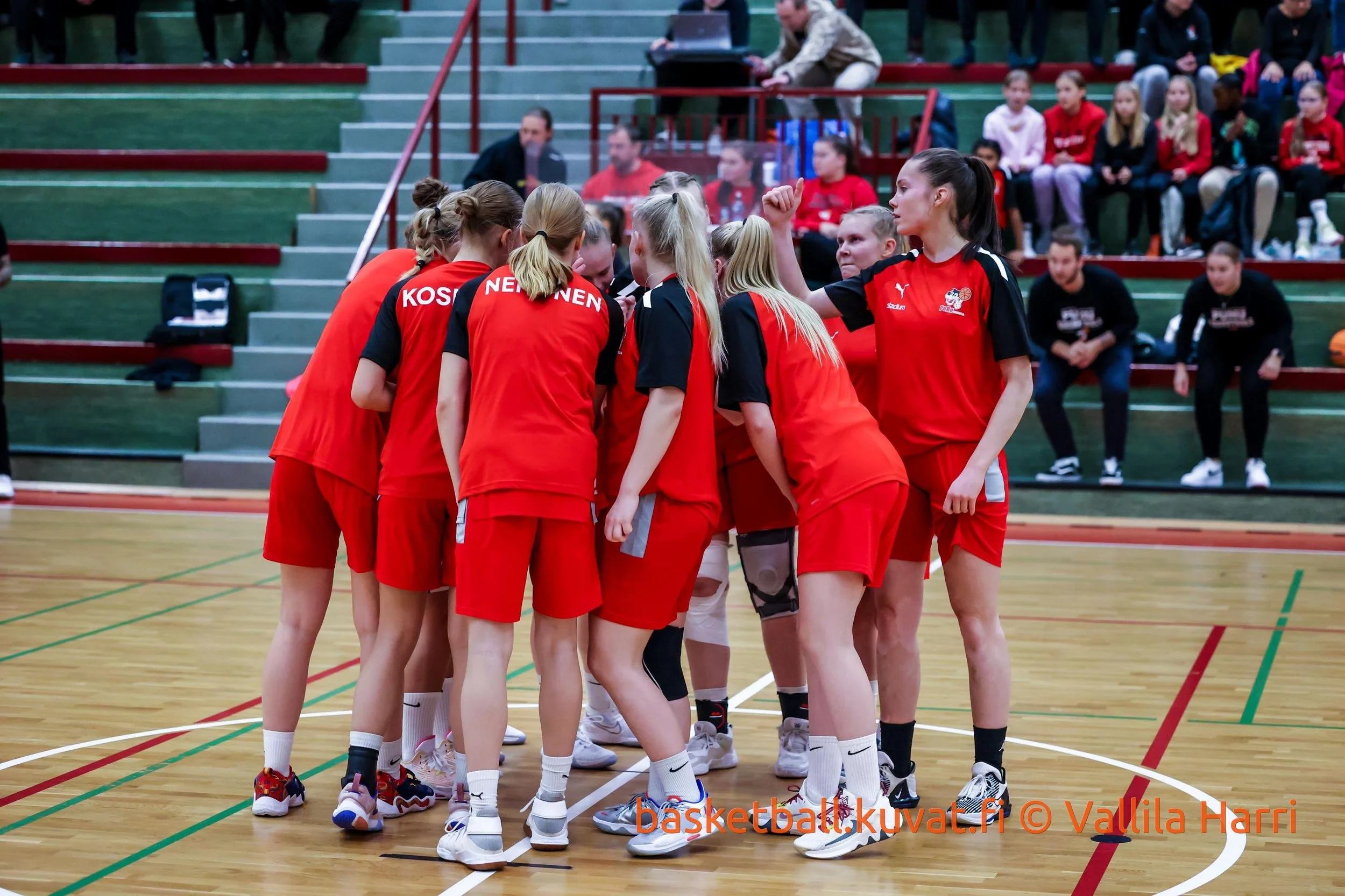 PUHUTTARIEN 1-DIVISIOONAN RUNKOSARJA PUOLIVÄLISSÄ