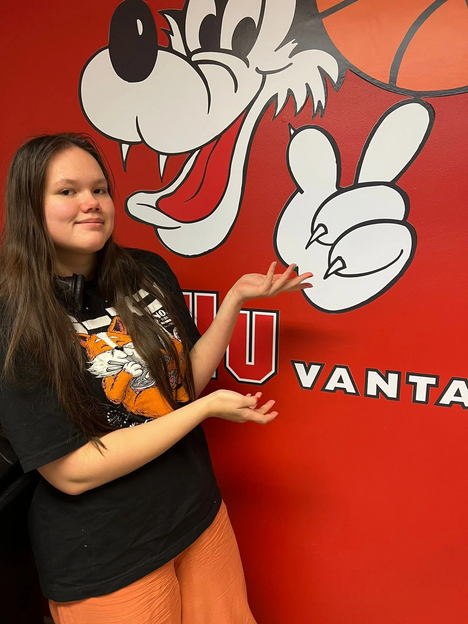 Tuleva graafinen suunnittelija Sanna Kangas vietti syksyn työharjoittelussa PuHussa