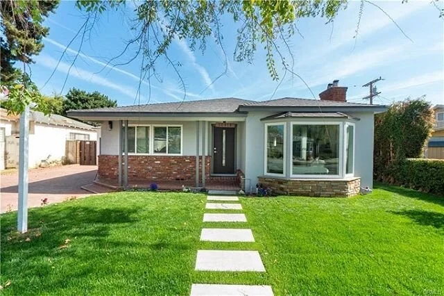 Open house 🚨 Brand new listing, fresh on market, in the heart of classy Culver City, one of the best cities to live in LA!  4 🛏 3 🛀 1816 sqft. Asking $1.65m. 
If you are on the market to find a place to move into that area, this is a must see and 