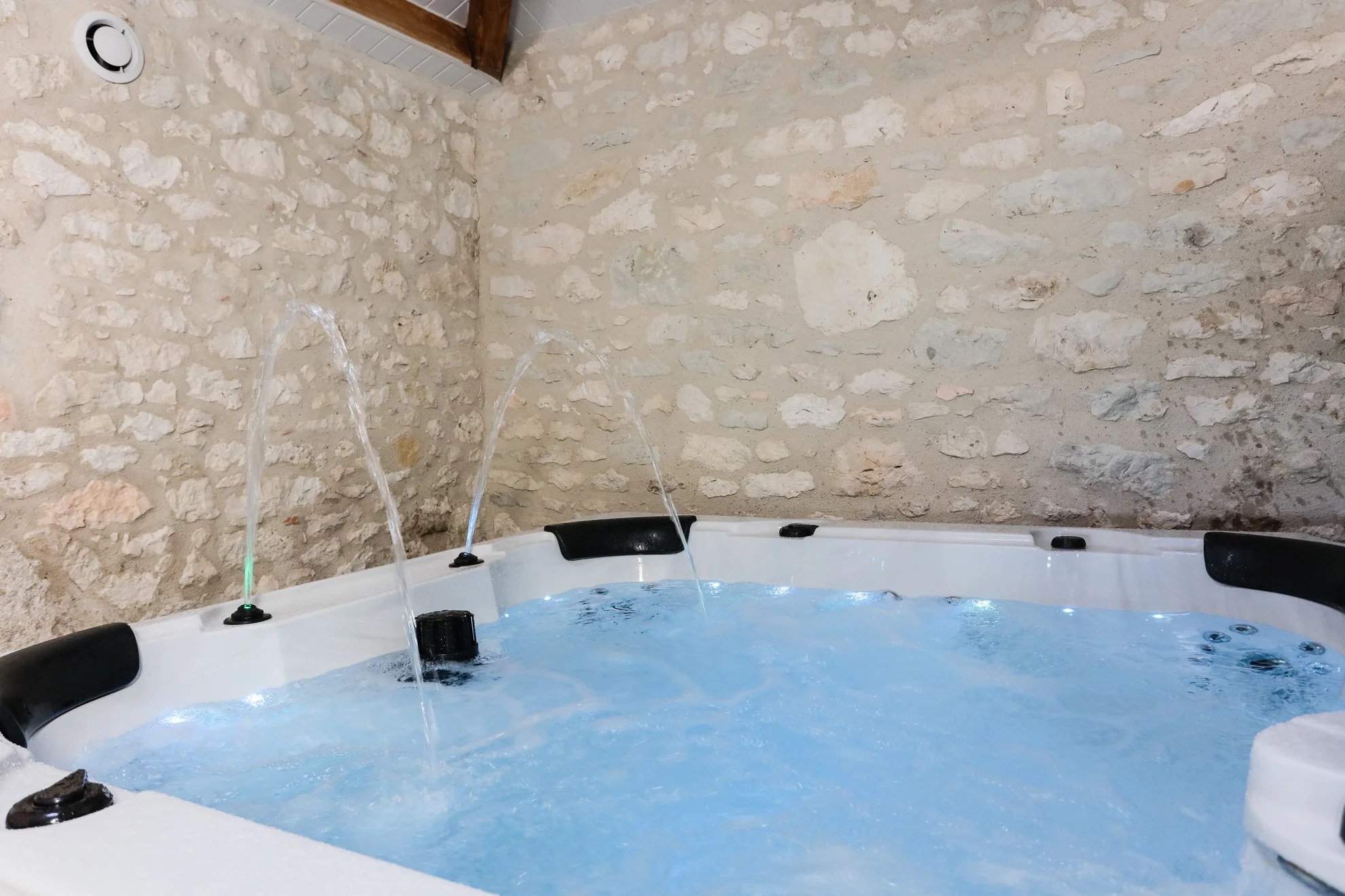 Jacuzzi privé du Domaine de Pautard, gîte en Lot-et-Garonne