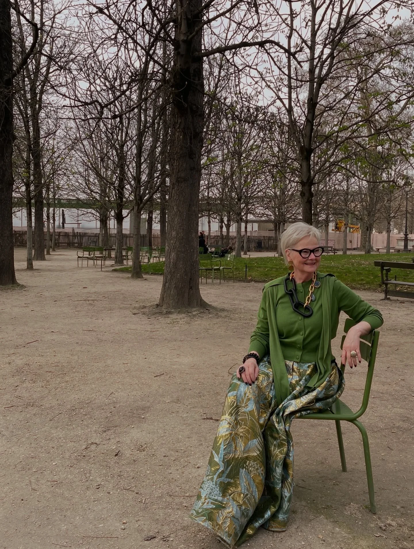 mama blending in at #jardindestuileries #paris #pfw #wearing #katerintheys
