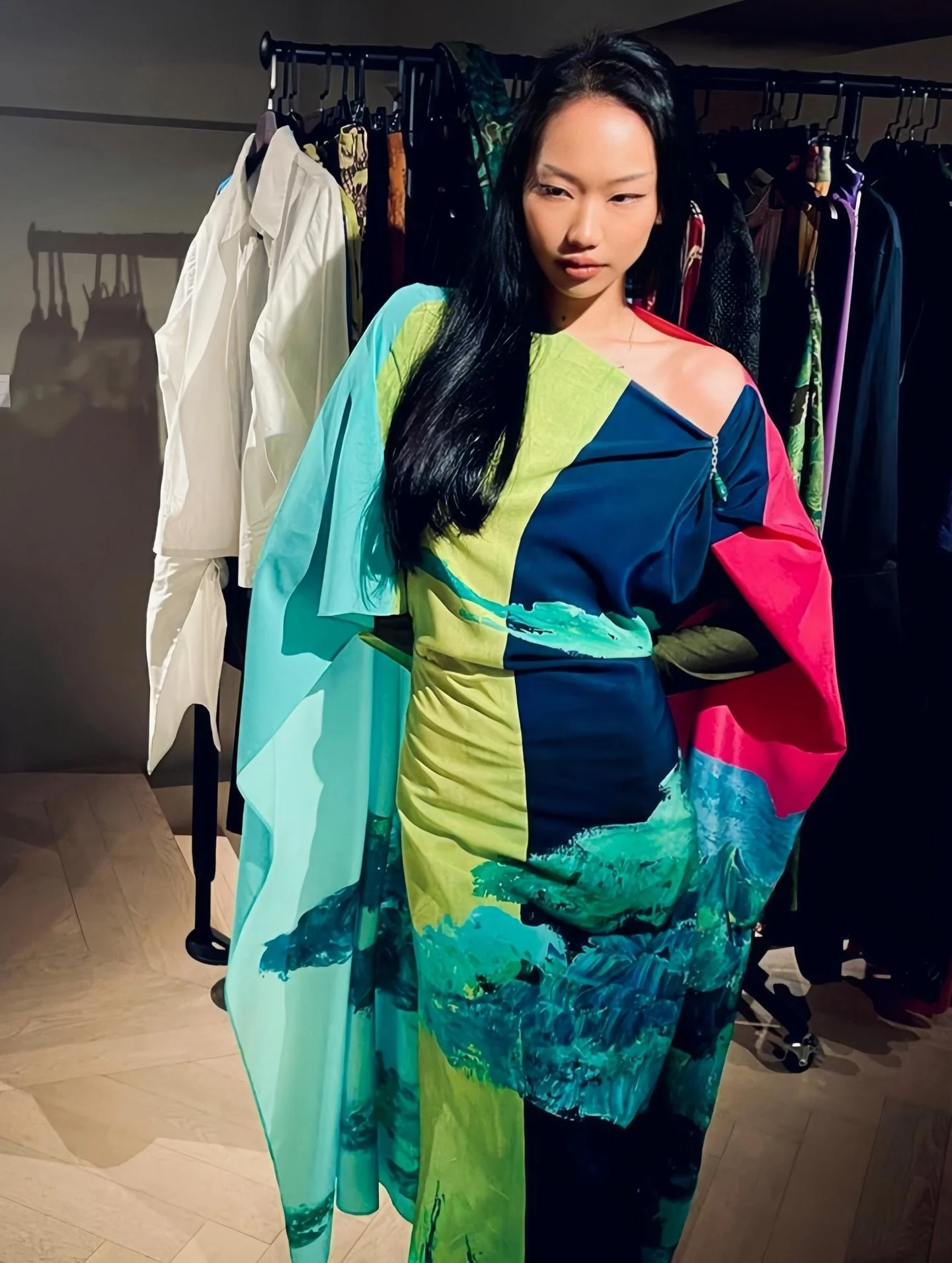 architecture for the body &hellip; 
@nightlittlefox creating her own architectural story &hearts;️

#multiwearable #reversible #hangzhou #silk #wearableart @williamlimcl3