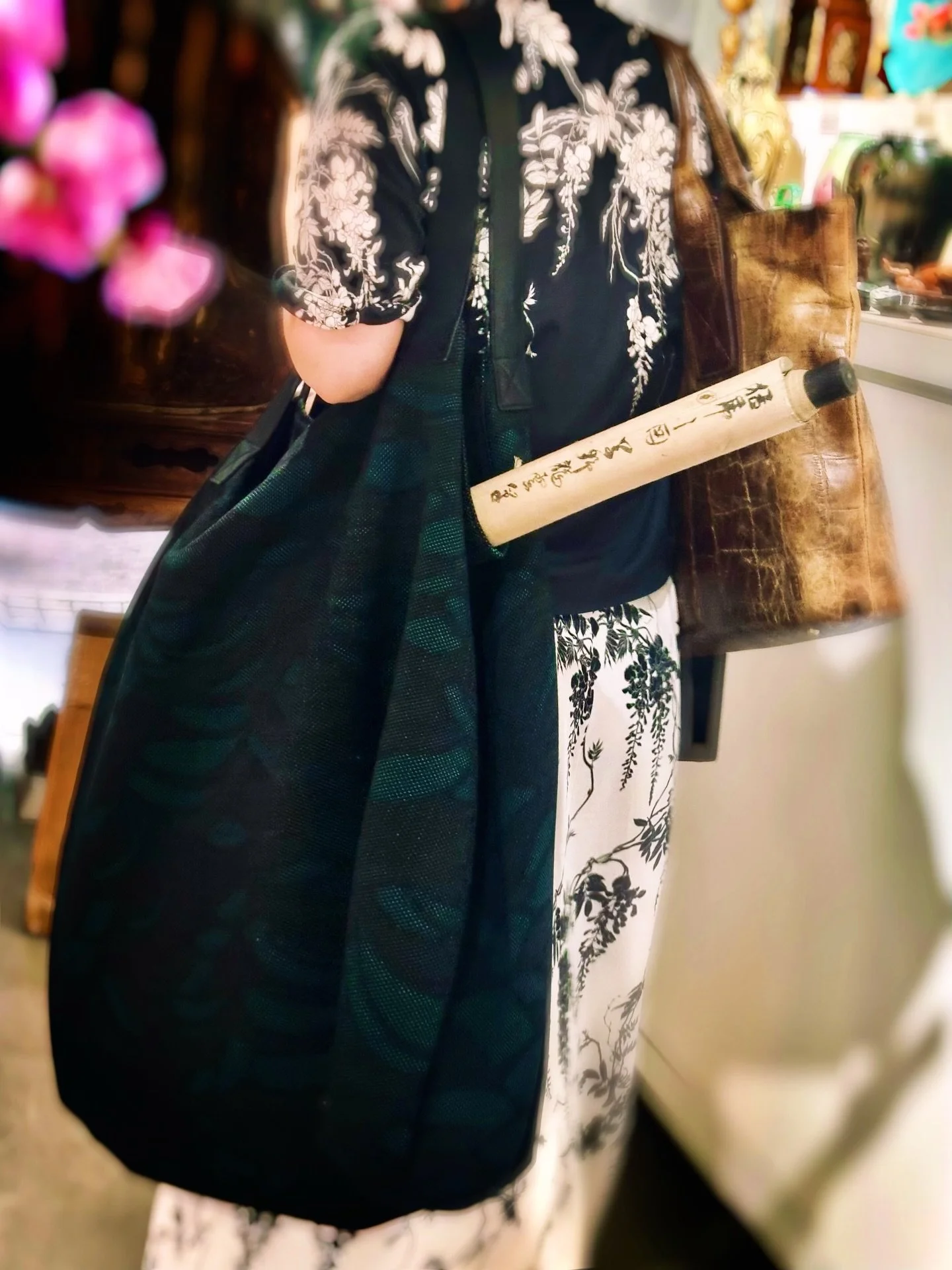 &lsquo;The Architect&rsquo;s Bag&rsquo; becomes &lsquo;The Calligraphy Bag&rsquo;

An exaggerated, enlarged functional bag which can be draped around the body and worn as a clothing piece. 

During my architectural studies, I was dreaming of a bag th