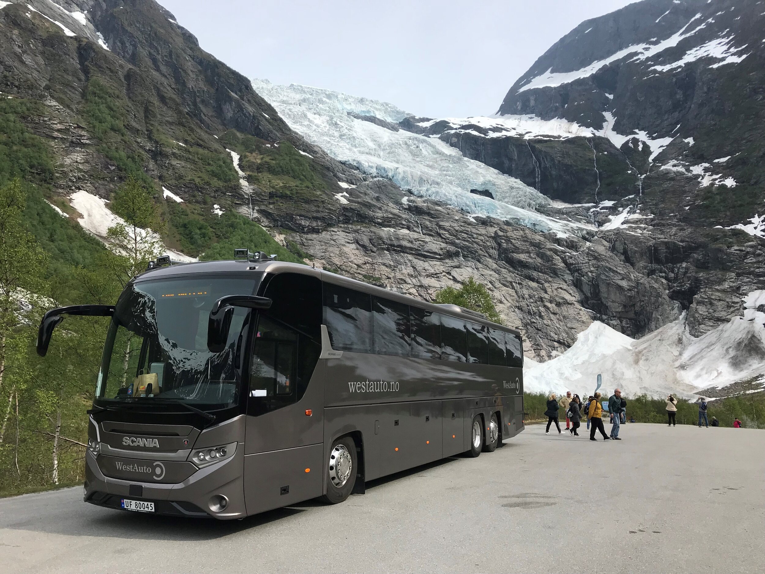    Miljøvenleg    Vi tilbyr topp moderne turbussar for kortare og lengre turar. Med setekapasitet frå 16 til 57 seter, tilfredstiller vi dei fleste behov for store og små grupper.   Kontakt  