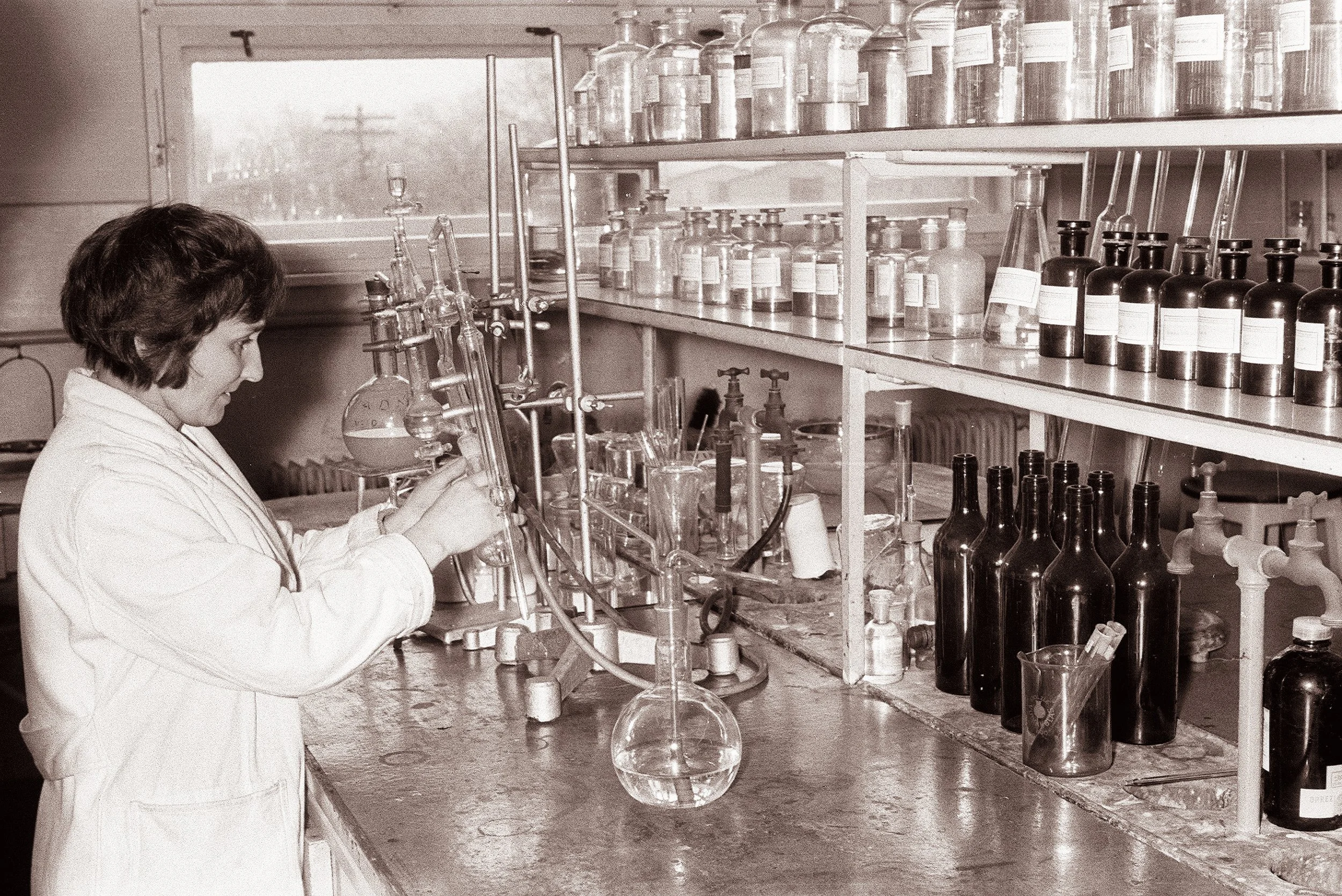 Država odpira vrata laboratorijev, raziskovalke vzletijo 