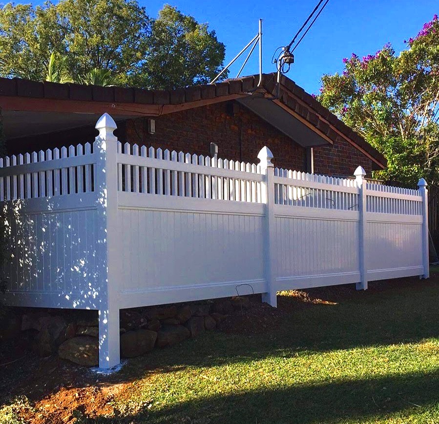 PICKET-TOP PRIVACY FENCE 
