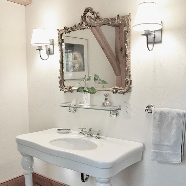 A traditional and tasteful powder room from a home in Washington. We love bathrooms! ⠀
---⠀
⠀
 #detail #life #design #interiordesign #architecture #interior #home  #luxuryrealestate #homedecor #dreamhome #homedesign #luxuryhomes #homestyle #interiors