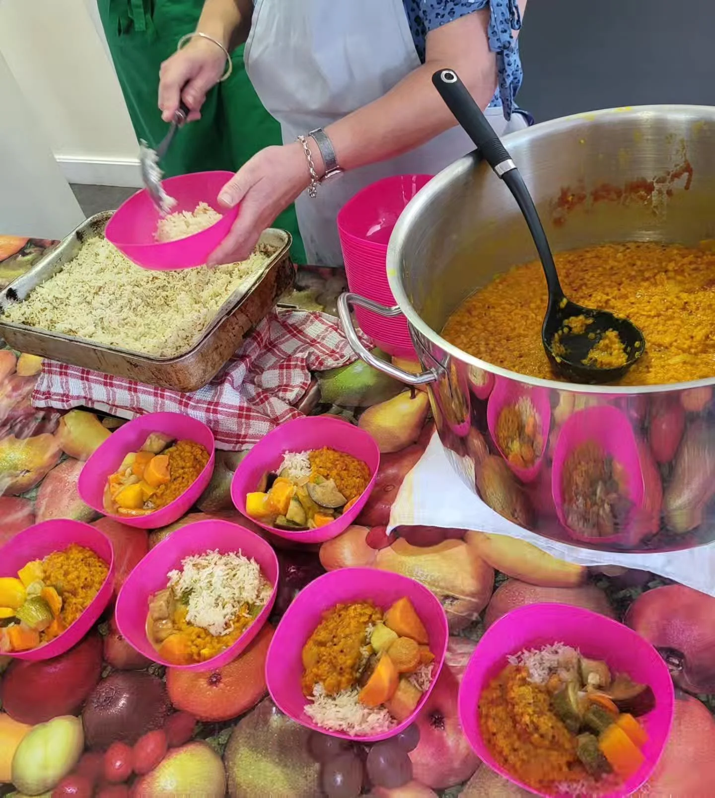 Holiday Lunch Spotlight: Eat the Rainbow! 😋🌈

Last week we kicked off the summer Holiday Lunch programme with a seriously vibrant spread of veggie meals packed with tons of fresh, seasonal fruit and veg 🍉🍍🥝🫛🌽🍅🍆

Visitors to Monday's lunch at