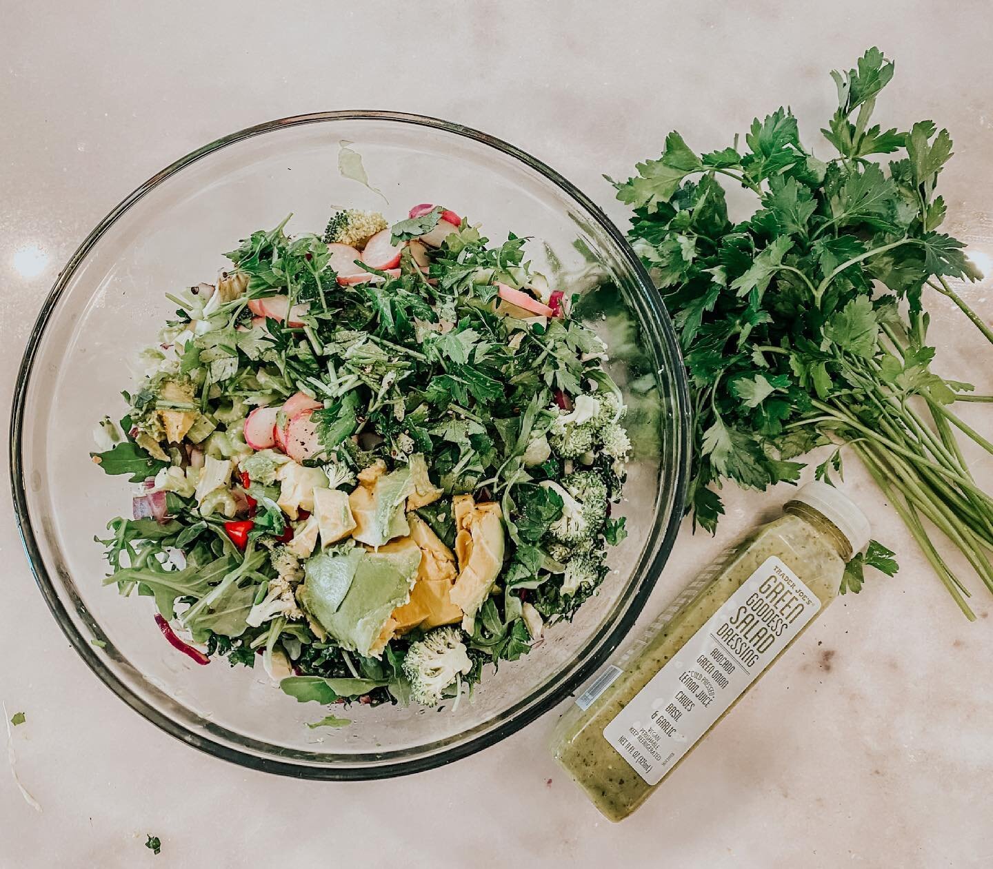 Chopped summer salad perfect for hosting family and friends this weekend or when all your raw greens are about to go bad is now on my site! I prepared this salad with @traderjoes green goddess dressing and served it with their buffalo hummus dip 😋😋