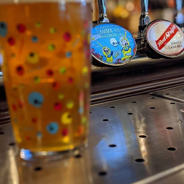 now pouring @beavertownbeer's Gamma Ray alongside Neck Oil. 🤤

#thebell #e1 #boozer #whitechapel #craftbeer #gammaray #beavertown #beer #publife #eastend